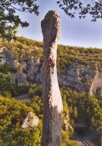 Luca Bridda in arrampicata sull'aguzza torre chiamata Svijeka, nella falesia di Vela Draga, in Istria.